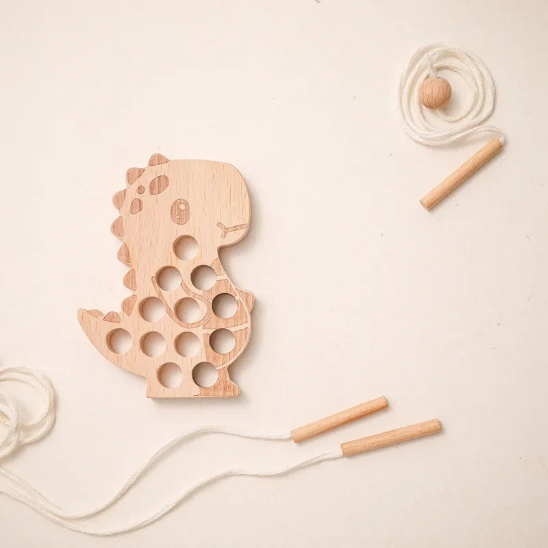 Montessori - Brinquedo de madeira para passar o barbante nos furos estimulando a coordenação motora fina